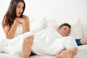 žena iznenađena tipovim povećanim penisom